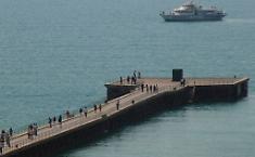 Il pontile sulla spiaggia dello Sbarco degli Alleati andr&agrave; gi&ugrave; ma la memoria rester&agrave;