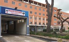 Tensione a Gela: lite in un bar degenera, ventenne ferito da una coltellata all'addome e trasferito