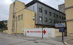 Panico al pronto soccorso di Sant'Elia: tunisino ingoia una lametta e danneggia arredi