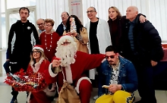 Arriva Babbo Natale in corsia e porta panettoni, sorrisi e tanto affetto ai degenti dell'ospedale di San Cataldo
