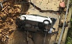 Niscemi, contributi a fondo perduto per comprare una nuova casa: la Regione cerca soluzioni per gli sfollati. L'auto "simbolo" &egrave; precipitata. Tutte le emergenze