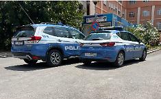 Lanci di oggetti (anche pesanti) contro la polizia e vigili urbani durante un sequestro: due fratelli arrestati, sette agenti feriti