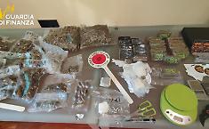 Caltanissetta, maxi blitz Guardia di Finanza: smantellato laboratorio droga da Napoli con 2 milioni di euro illeciti e 500 clienti identificati in tutta Italia