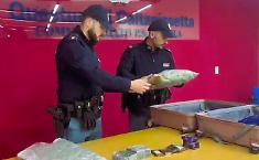 Gela, tre chili e mezzo di droga nel garage abbandonato