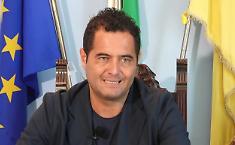 Il sindaco Di Stefano si trasforma in... eliminacode umano