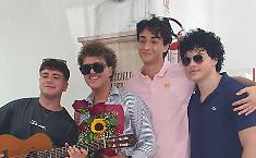 Prima gli esami e poi l'esibizione, cos&igrave; uno studente dell'Eschilo conta la restanza: "Fora par&igrave;a" &egrave; il suo inno alla Sicilia