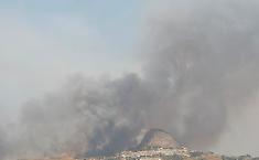 Vasto incendio vicino Sutera, le colonne di fumo raggiungono il paese