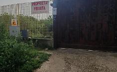 Lo strano caso del mare dietro la recinzione tra carte opache e silenzi