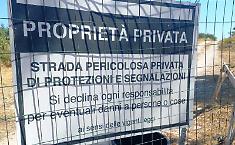 Il mare negato adesso da due cancelli: ordinanza ignorata e passaggio storico ancora sbarrato