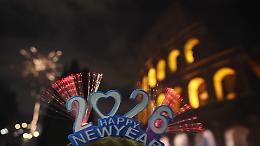 Capodanno: lo spettacolo dei fuochi d'artificio davanti al Colosseo
