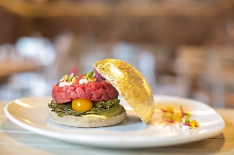 E' servito a Catania l'hamburger più caro d'Italia: costa 90 euro ed è ricoperto d'oro