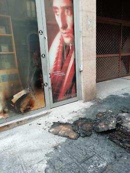 Catania: incendiati cartoni davanti a dei negozi di via Etnea