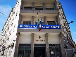 Coronavirus, lo striscione della Questura di Caltanissetta: &laquo;Restate a casa, ce la faremo&raquo;