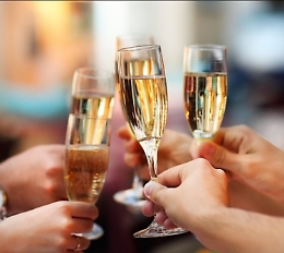 Coronavirus, festeggiano amico 18enne e postano su Fb: «Non abbiamo paura»