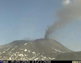 L'Etna è in eruzione, fontane di lava e intensa emissione di cenere
