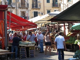 Palermo, chiusi tre negozi dopo maxi rissa a Ballarò