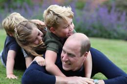 Royal Family, teneri scatti a corte: William travolto dall'affetto dei figli