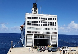Covid, salgono a 24 migranti positivi su nave quarantena nel porto di Trapani
