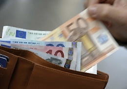 San Cataldo, trova portafogli con 1850 euro e lo porta dai carabinieri