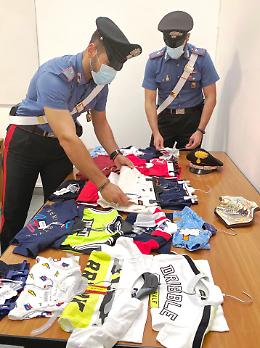 Caltagirone, al mercato rionale merce griffata e rubata: denunciato ambulante