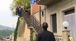 Boss ai domiciliari fuori casa col cellulare: sorpreso da inviato di Giletti