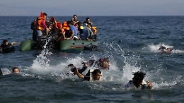 Gommone affonda davanti Lampedusa: 100 migranti salvati dalla Gdf