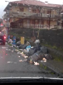 Pedara (Ct): lo scempio dei rifiuti accanto all'Istituto Casella