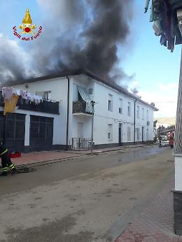 Tetto di una palazzina in fiamme a Raddusa: persone evacuate