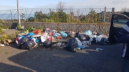 Aci Catena via Nizzeti, discarica in zona residenziale