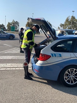 Guida in stato di ebrezza sulla A18 e si giustifica: «Sono un imprenditore vinicolo»
