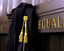 Sesso con studente di 17 anni, assistente scolastico a giudizio