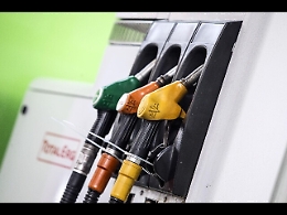 La benzina diventa E e il diesel diventa B, ecco come cambiano le etichette al distributore