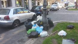 Catania, i maleducati che lasciano i rifiuti in piazza Jolanda: a quando i verbali?