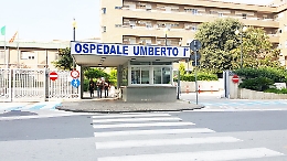 Accoltellata dall'ex compagno, donna di 33 anni rimane in prognosi riservata