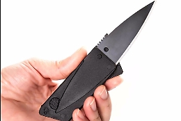 Catania, all'aeroporto tenta imbarco con coltello-carta di credito: denunciato