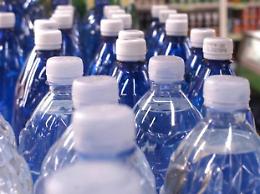 Palermo, 400mila bottiglie d'acqua a rischio: Nas le sequestra