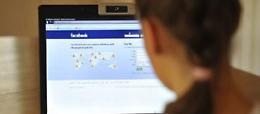 Adescava bambine su Facebook, arrestato  tecnico informatico palermitano