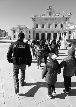 Sicurezza ferroviaria: controlli nelle stazioni e lezioni a scuola da parte della Polizia di Stato