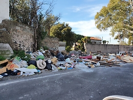 Catania: rifiuti e sporcizia in via Feudo Grande