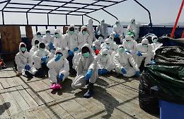Migranti, tutti negativi al coronavirus i profughi a bordo del Rubattino