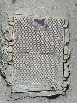 Catania centro: tombini dissestati e notti insonni