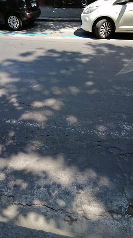 Catania, via Androne: strisce pedonali interrotte da quelle blu