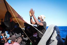 Nave Ong verso Palermo con 353 migranti, Salvini: «Denuncio il governo»