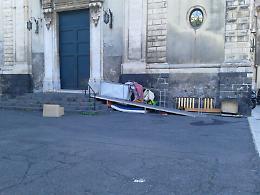 Catania, sindaco ripropone l'ordinanza anti bivacco: «Si criminalizza la povertà»