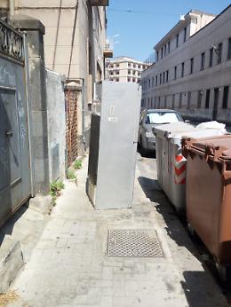 Catania: il frigorifero di via Franchetti si è "messo in piedi"