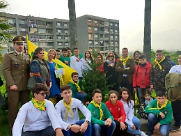 Fratellanza, amore, legalit&agrave;, i "rami" di un abete piantato a scuola