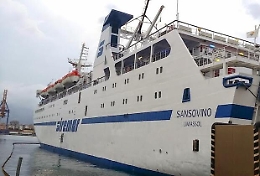 Milazzo, il traghetto Sansovino urta la banchina, passeggeri a terra