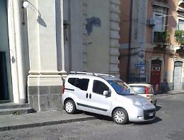 A Catania si posteggia persino sul sagrato delle chiese