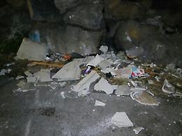 Catania, frammenti di vasche di eternit lasciati a terra a Barriera