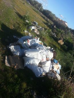 Catania, in viale Tirreno una discarica a due passi dall'isola ecologica